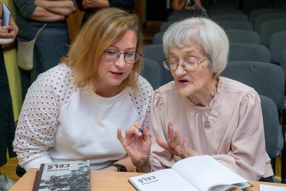 Lolita Ozoliņa ja Anita Emse Ceļš-kokoelman julkistamistilaisuudessa Pālessa 21.9.2024. Foto: Edgars Vijups.