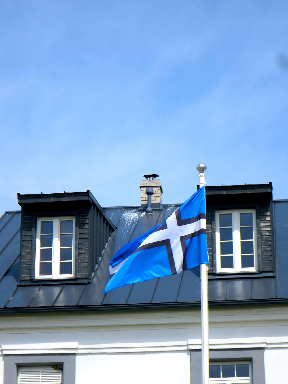 Torgun kuningaskunnan lippu liehuu Sörven Säären kärjessä. Foto: Tapio Mäkeläinen, 2024.