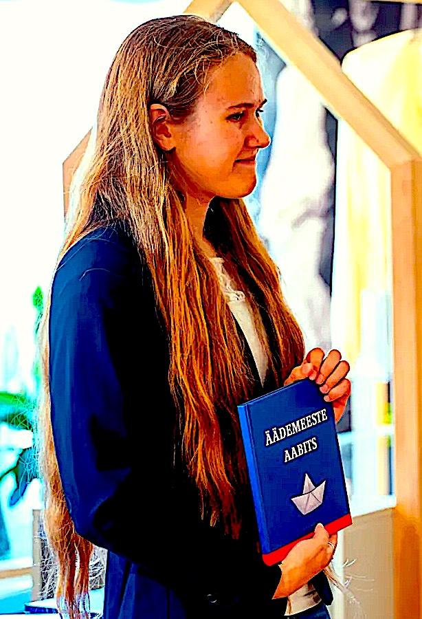 Rute Marie Maddison ja Äädemeeste aabits. Lähde: Häädemeesten museo.