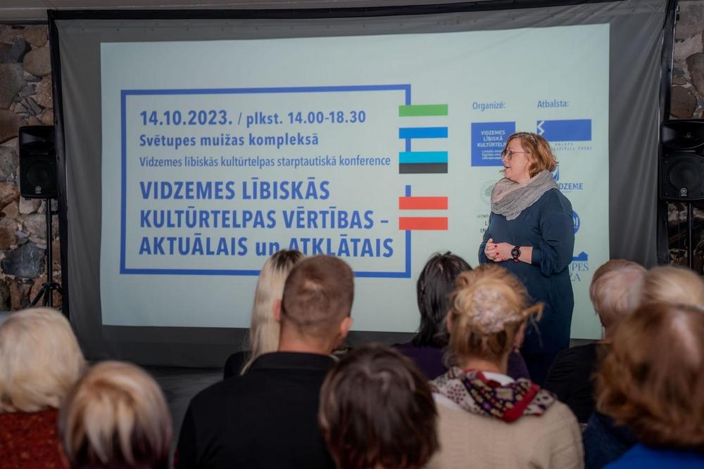 Lolita Ozoliņa avaamassa ensimmäistä kansainvälistä
salatsinliiviläisten konferenssia Svētupen kartanossa 14.10.2023.
Kuva: Edgars Vijups.