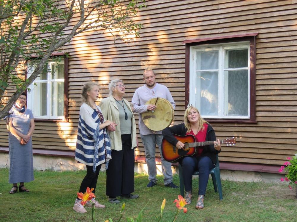 Staltin perhe Kārlis Stalten muistolaatan avajaisissa Irēssa. Liiviläisten juhla, elokuu 2020. Julgī (oik), Dāvis, Helmī ja Julgīn tytär Lelū. Taustalla Liivin liiton puheenjohtaja Ieva Ernštreite. Kuva: Renāte Blumbergan kokoelma