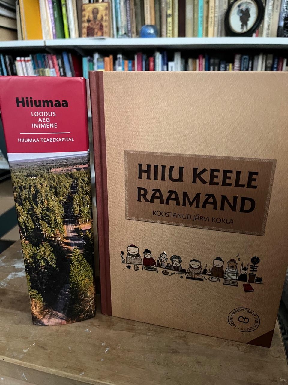 Kaksi Hiidenmaa -kirjaa. Kuva: Tapio Mäkeläinen, 2025.