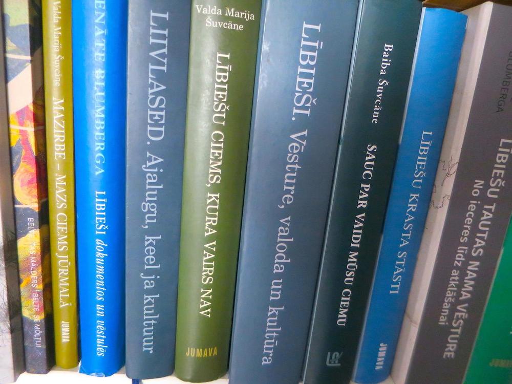 Tietokirjoja liiviläisistä. Kuva: Tapio Mäkeläinen, 2025.
