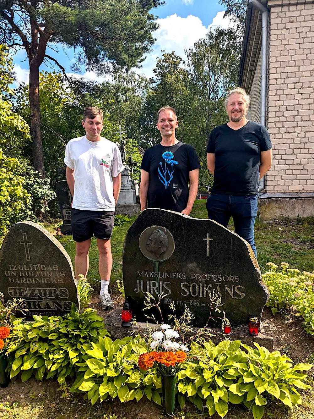 Kolme Soikāns-suvun nykyjäsentä Jezups ja Juris Soikānsin haudoilla. Keskellä Uldis Balodis. Lähde: Uldis Balodisin facebook-sivu.