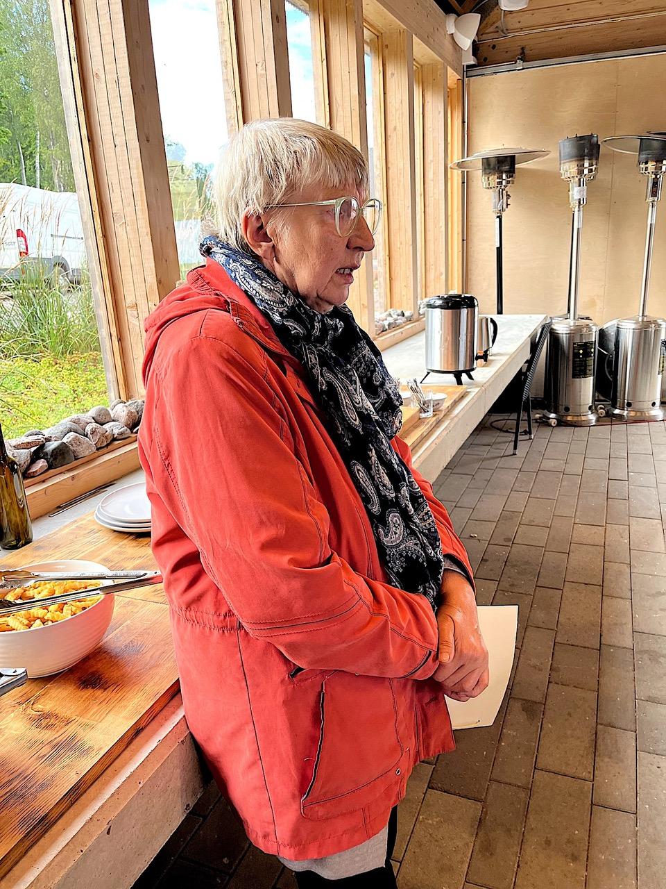 Maila Velström kertoo suomalaisille suomalaisille Haran sataman ravintolassa rantakielestä. Kuva: Tapio Mäkeläinen 8.8.2025.