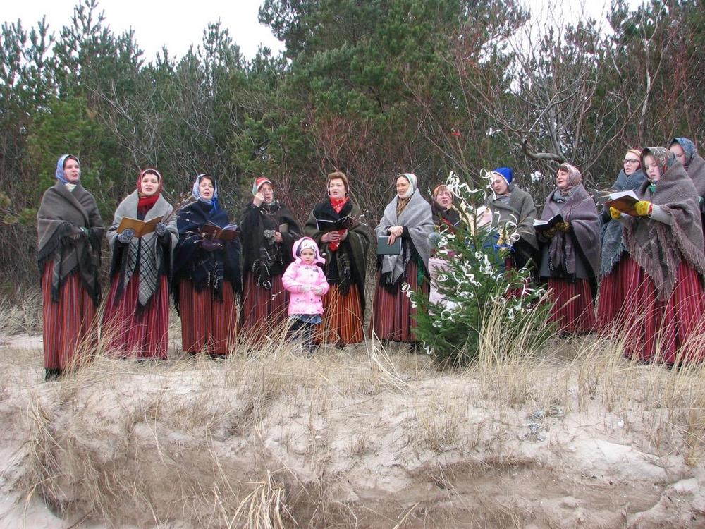 Kūolkan Laula -yhtye herättämässä lintuja Pääsiäisenä. Kūolkan ranta, 2019. Kuva: Baiba Šuvcāne.
