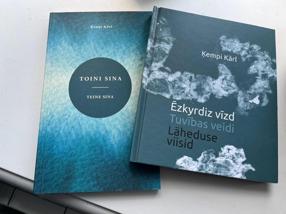 Kahden Ķempi Kārlin runokirjan kannet. Foto: Tapio Mäkeläinen.