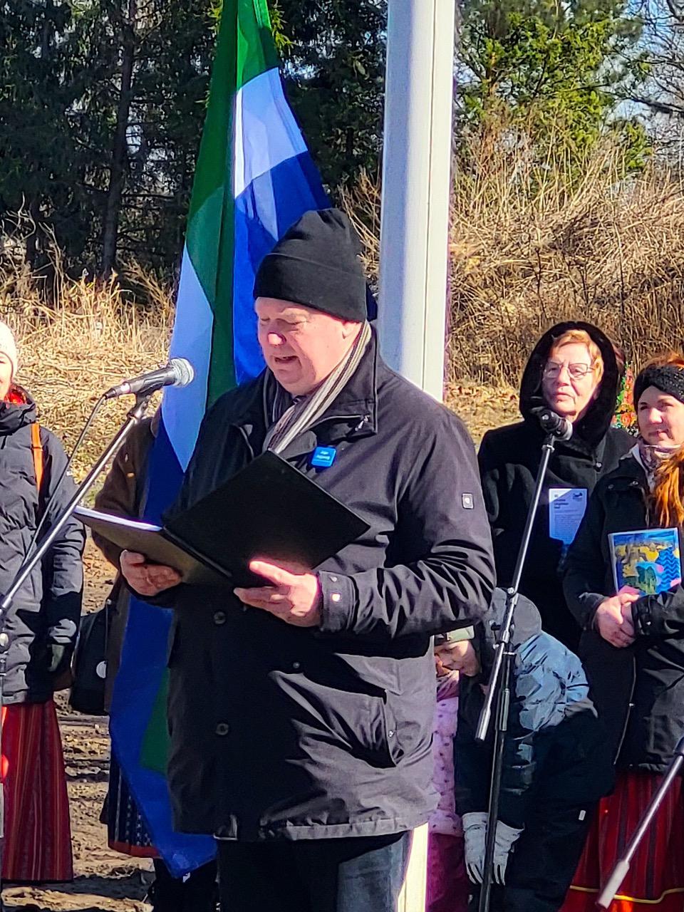 Ķempi Kārl esittää uutta salatsinliivinkielistä runoaan Latvian ja Viron rajalla Iklassa 23.3.2025. Foto: Renate Pajusalu.