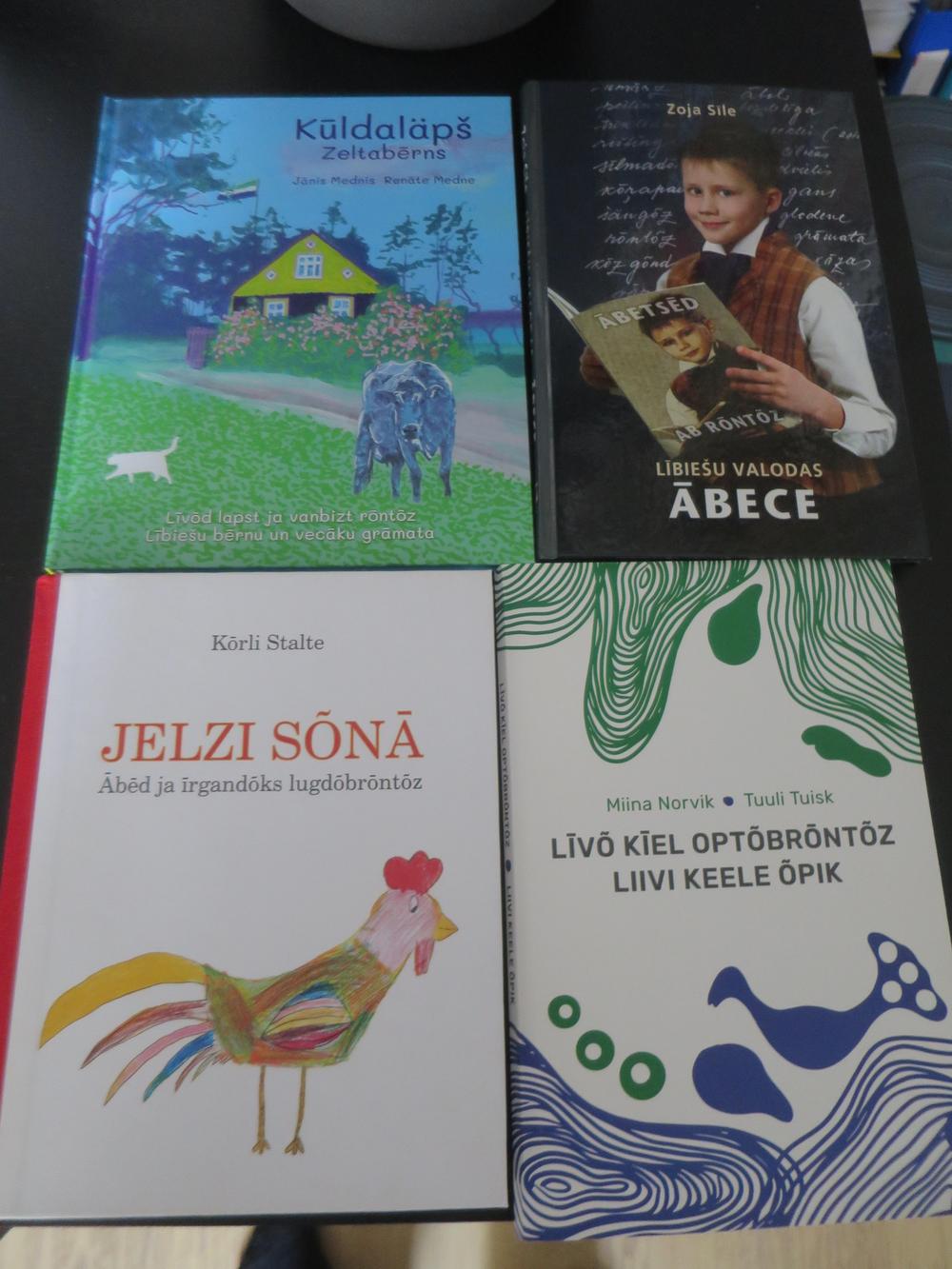 Liivin kielen oppikirjoja. Kuva: Tapio Mäkeläinen, 2025.
