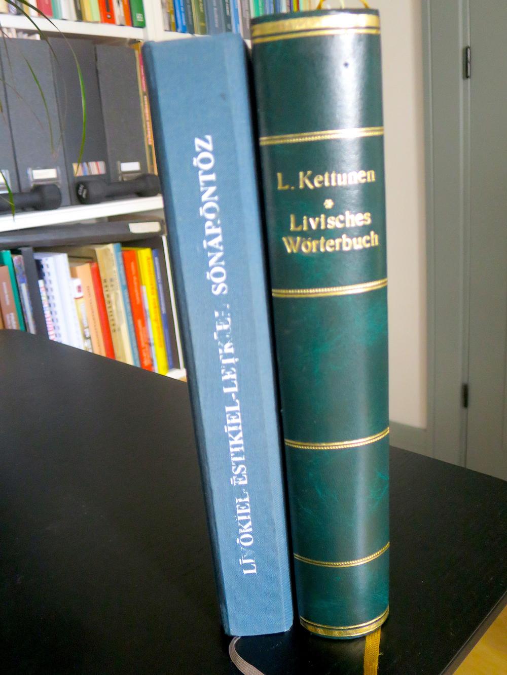 Liivin kielen sanakirjoja. Kuva: Tapio Mäkeläinen, 2025.
