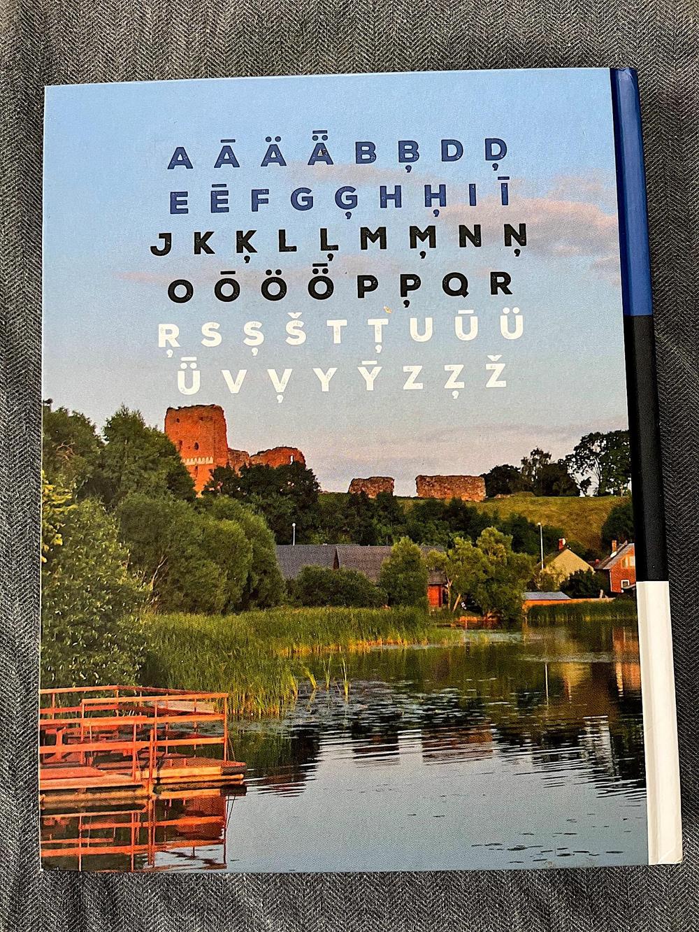 Lutsi kiele lementar -kirjan takakansi, lutsin kielen kirjaimisto. Kuva: Tapio Mäkeläinen.