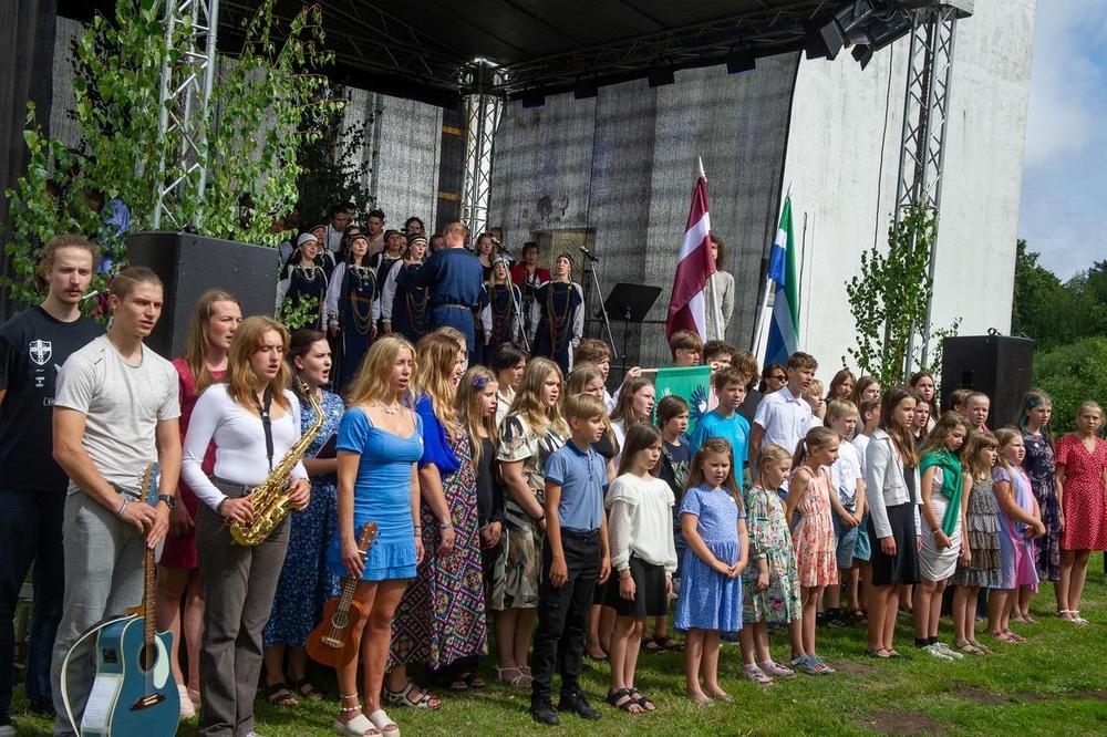 Liivin juhlat 2024. Lavalla Lōja -kuoro, edessä liiviläisten kesäkoulun oppilaat. Kuva: Aivars Liepiņš.
