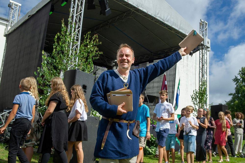 Liivin liiton nykyinen puheenjohtaja Ģirts Gailītis. Liiviläisten juhlat kansantalon luona, elokuu 2024. Kuva: Aivars Liepiņš / Renāte Blumberga arkisto.
