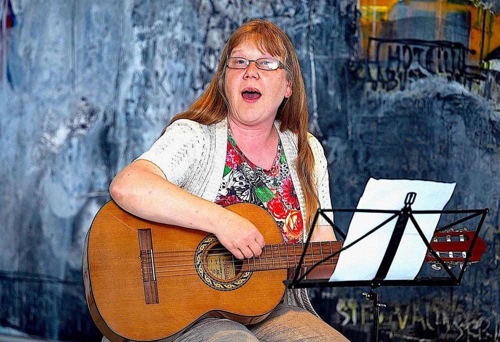 Heli Kendra (s. 1964) on sekä rannakielen aktivisti että musiikin opettaja. Kärkä-romaanin kirjoittaja. Lähde: EKI.ee