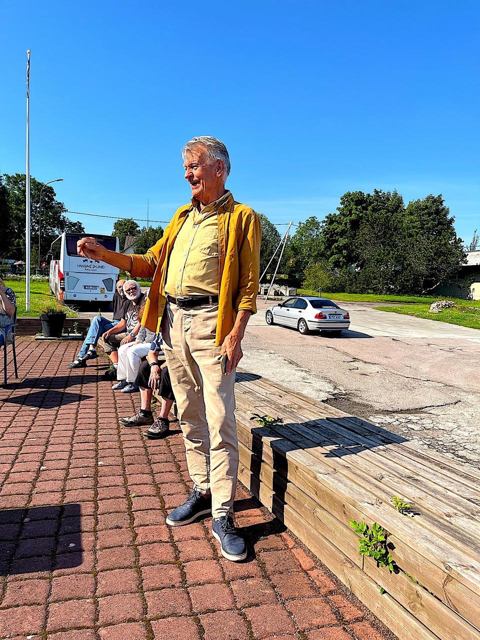 Jaan Manitski kertoo Viinistun taidemuseon edustalla Titekivi-tarinaa. Kuva: Tapio Mäkeläinen, 9.8.2025.