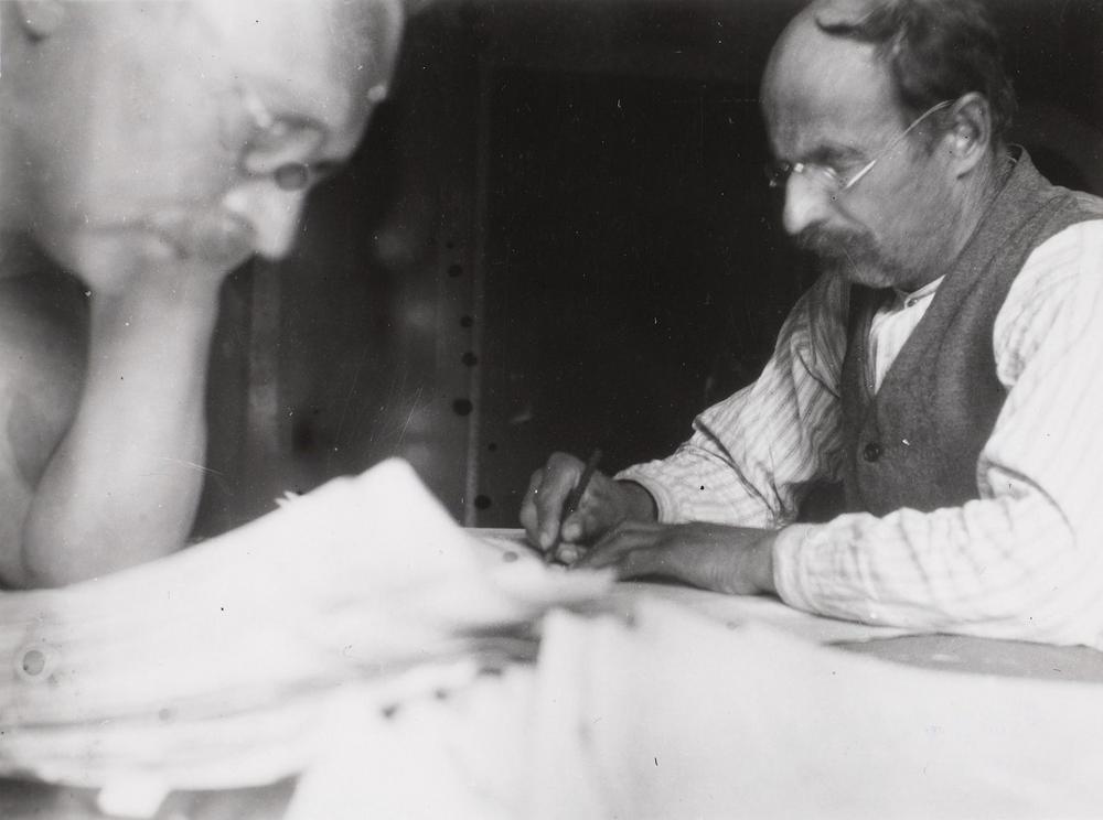 Professori Lauri Kettunen ja liiviläinen runoilija Kōrli Stalte käyvät läpi Kettusen Livisch-deutsches Wörterbuch -sanakirjan käsikirjoitusta 1930-luvun alussa. Lähde: Līvõ Kultūr sidām.
