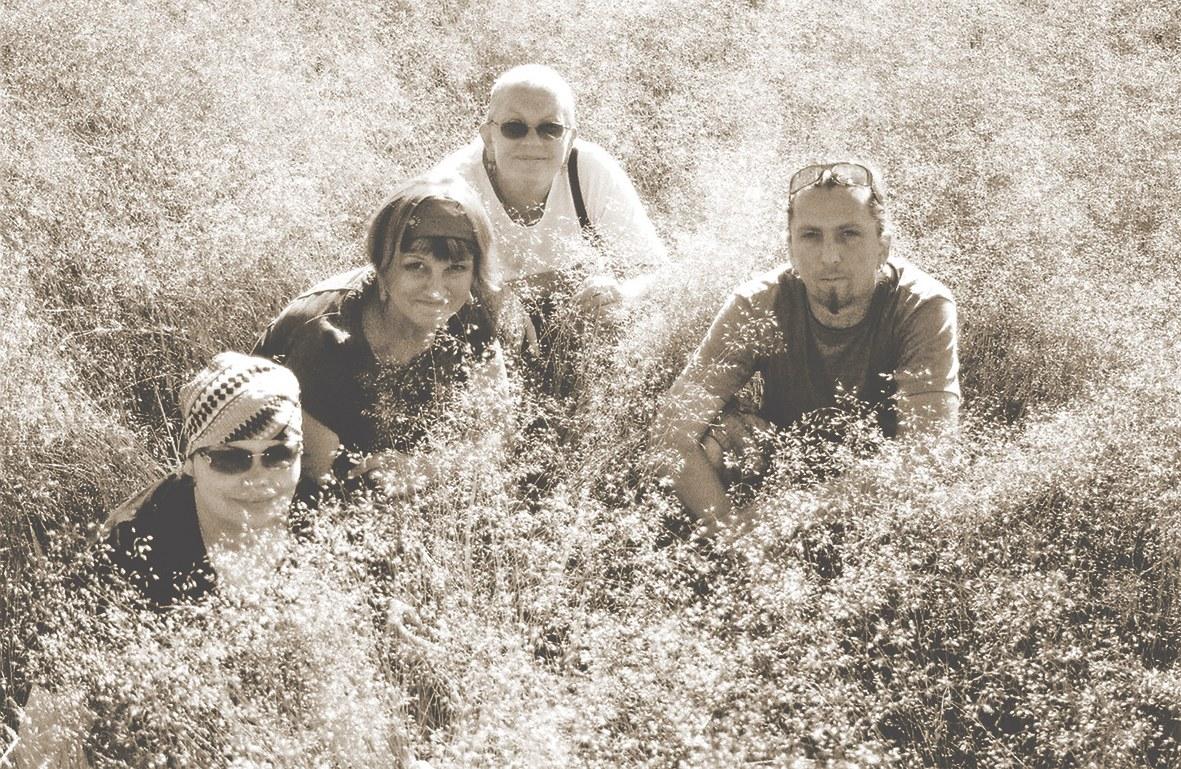 Liivin kulttuurikeskus / Līvõ kultūr sidām vuonna 2007: Renāte Blumberga, Baiba Damberga, Gundega Blumberga ja Valts Ernštreits. Kuva: Zane Ernštreite.
