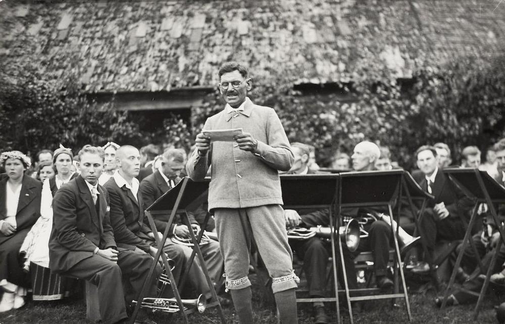 Liiviläisten laulujuhlat Irēssä 1934 juhannuksena. Kylässä on myös vieraita Saarenmaalta. Juhlapuheen pitää Liivin liiton johtaja Didrõk Volganski. Kuva: Bruno Dziadkovskis.
