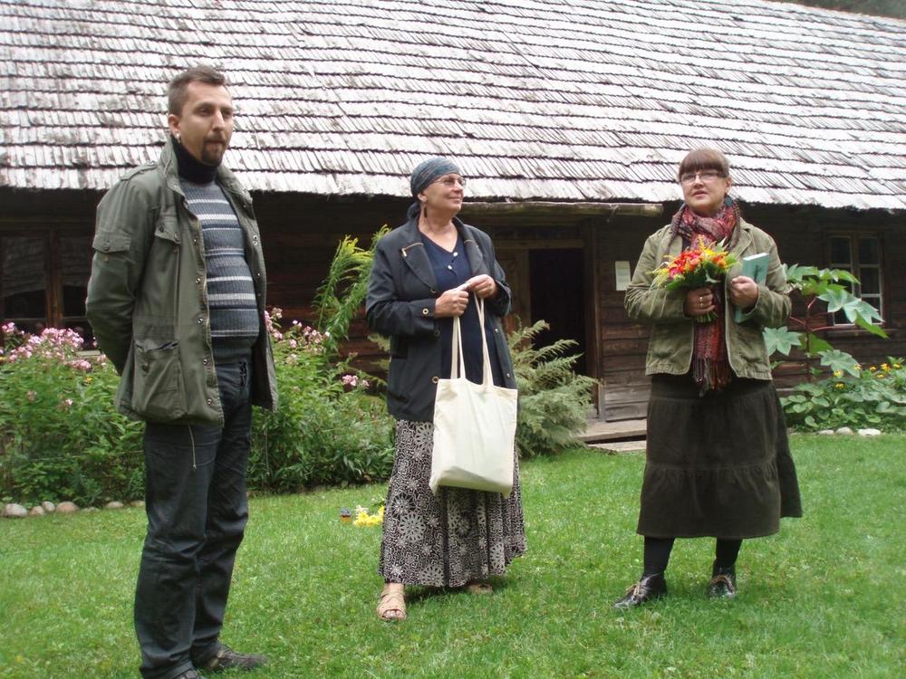 Liivin kulttuurikeskuksen edustajat Baiba Damberga (oik.), Gundega Blumberga ja Valts Ernštreits liiviläistapahtumassa Latvian ulkomuseon liiviläistalon pihalla, 2010. Kuva: Liivin kulttuurikeskuksen kokoelma.
