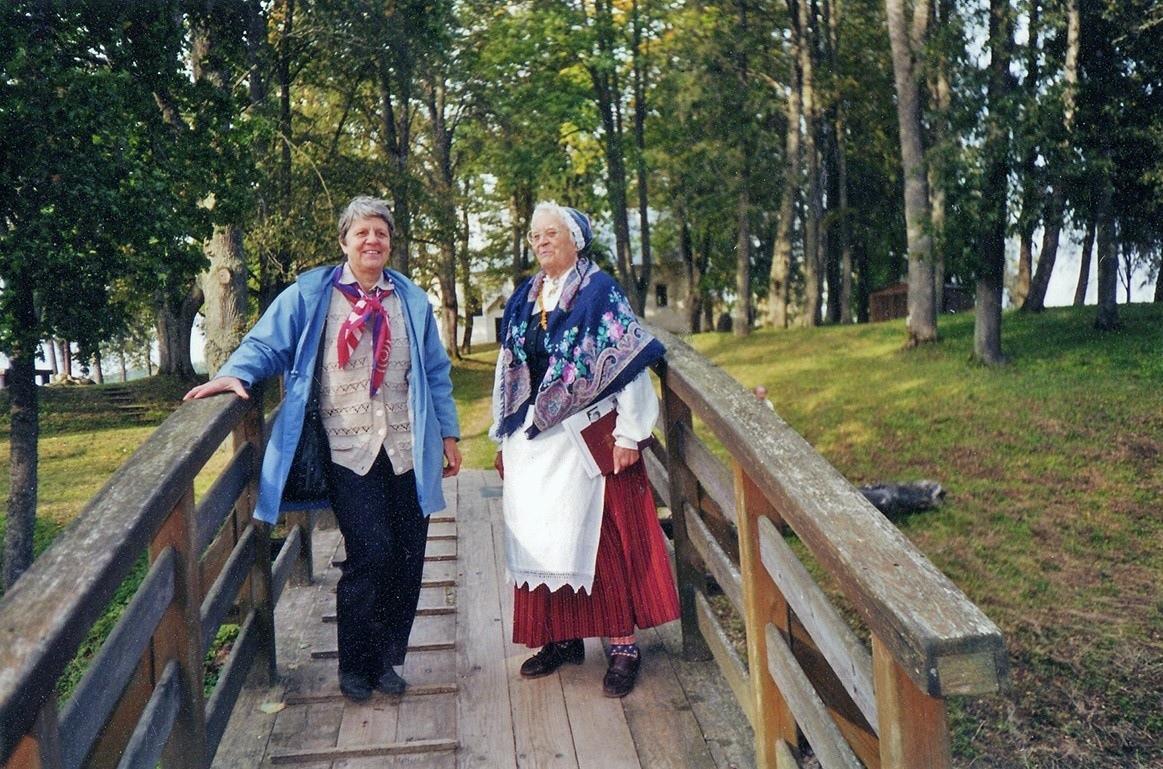 Baiba Šuvcāne ja Valda Marija Šuvcāne. Krimulda, 2002. Kuva: Baiba Šuvcānen kokoelma.
