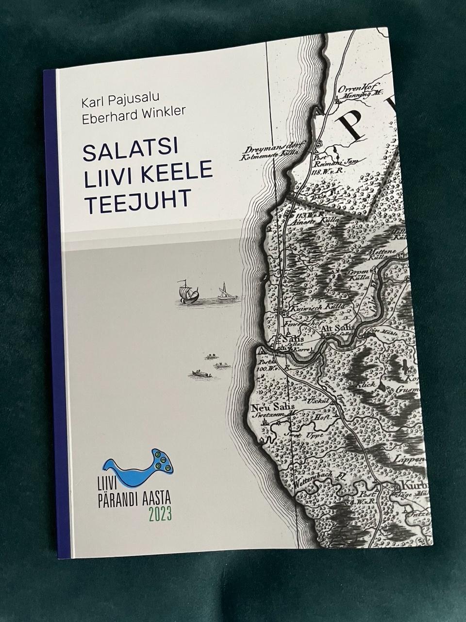Pajusalu & Winkler: Salatsi liivi keele teejuht -oppikirja.
Kuva: Tapio Mäkeläinen 2025.