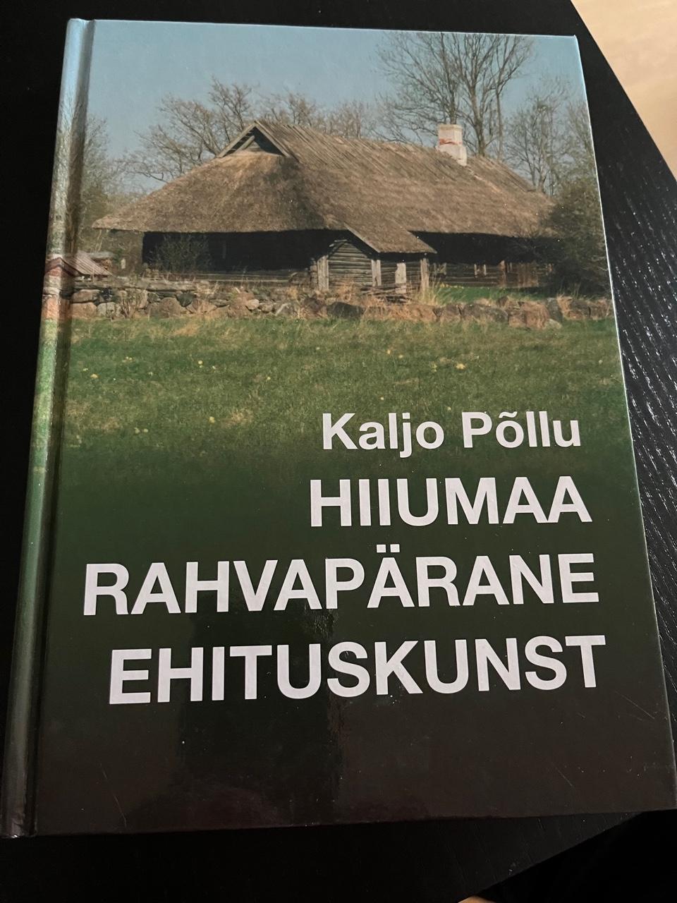 Kaljo Põllu: Hiiumaa rahvapärane ehituskunst -kirjan kansi. Kuva: Tapio Mäkeläinen, 2025.