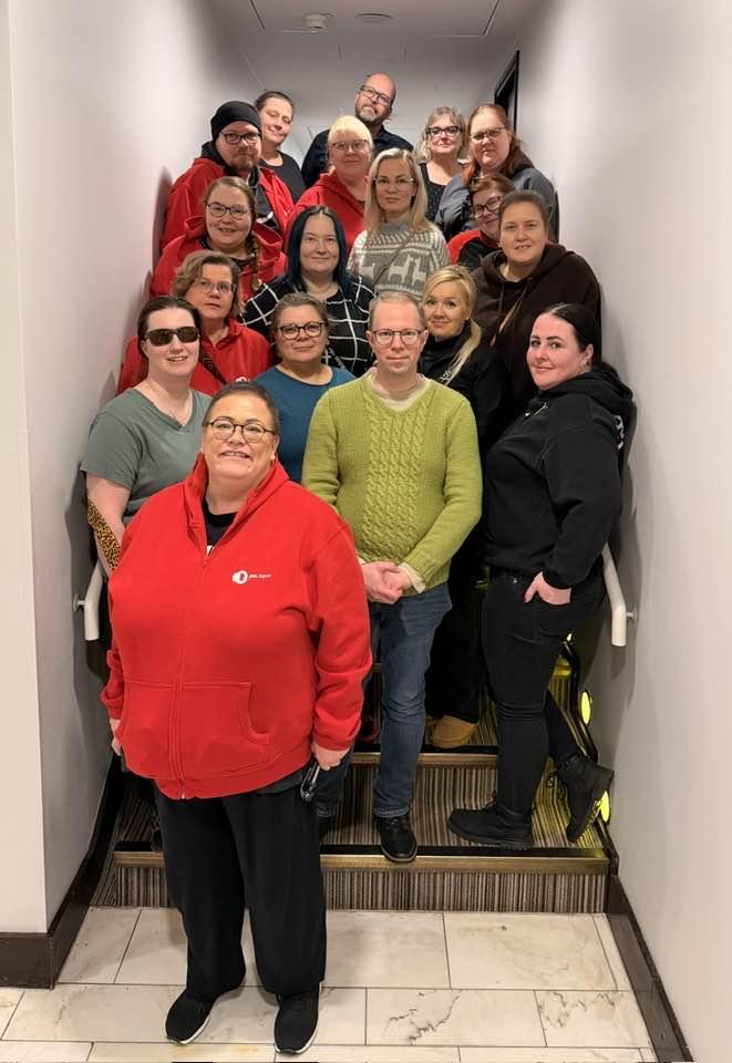 Kuvassa yhdistyksen hallituksen jäseniä sekä aktiiveja.