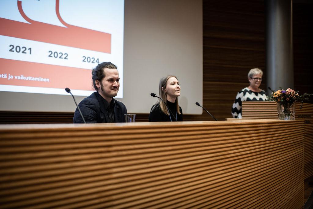 Mikko Pursimo och Klara Fält från Människorättscentrets program för unga experter. Sirpa Rautio i bakgrunden.