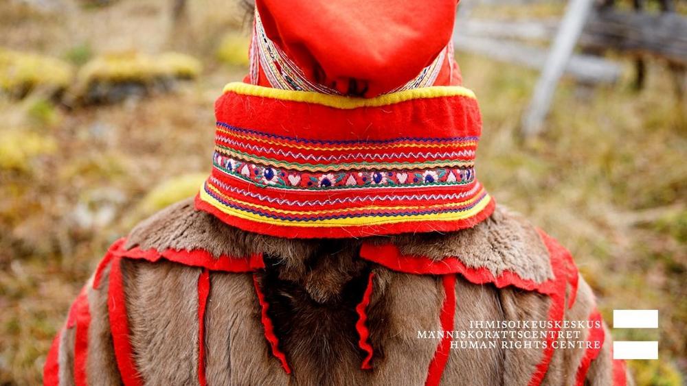 Detalj av samedräkt och huvudbonad.