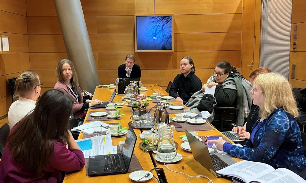 Människorättscentrets experter diskuterar genomförandet av CRPD-kommitténs rekommendationer med representanter för organisationer för personer med funktionsnedsättning i riksdagens Lilla Parlament.