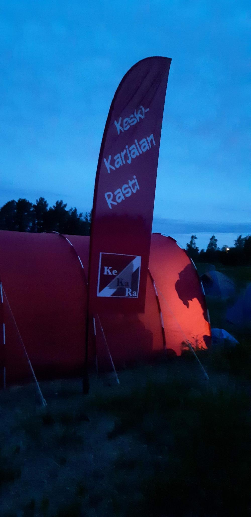 Keski-Karjalan Rastin beach flag Lukkari-Jukolan pimenevässä yössä. 