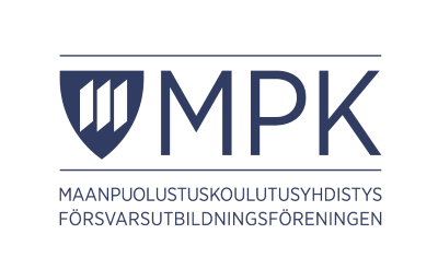 Maanpuolustuskoulutusyhdistyksen logo, jossa sinisellä vaakuna -kuvio kolmella pystyviivalla ja kirjaimet MPK