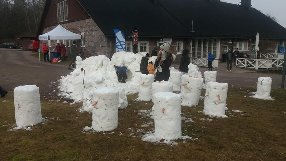 Espoon Latu, Espoonlahden seurakunta ystävänpäivä lumiukot ulkona