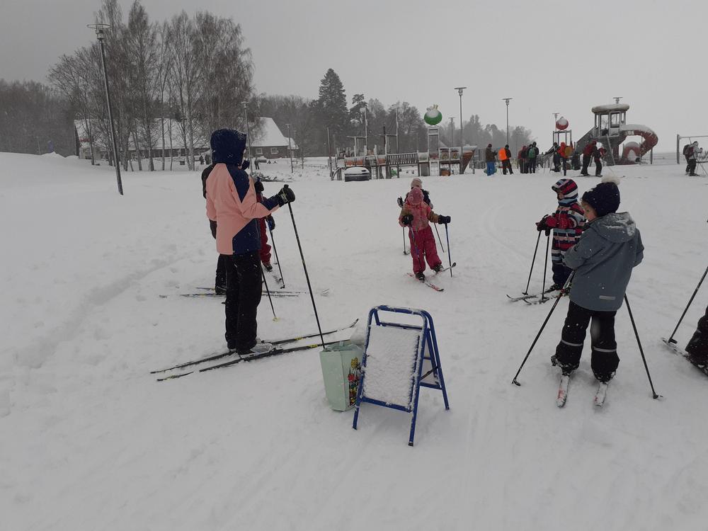Espoon Latu lapset hiihtoa oppimassa