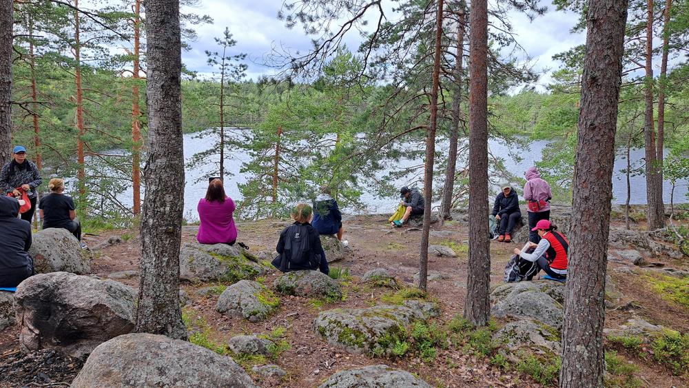 Espoon Latu ja Polku, naisten pitkien kävelyjen ryhmä kokoontuu Nuuksion reiteillä