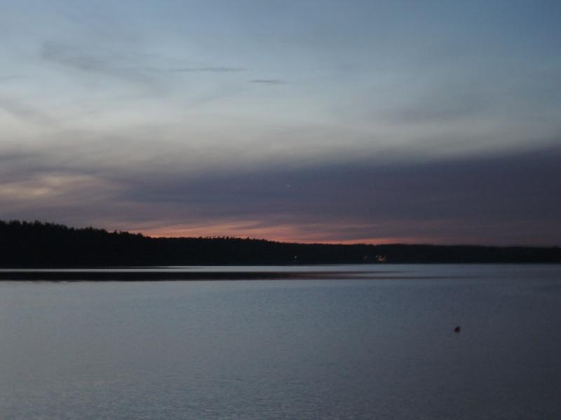 Auringonlasku ja öinen taivas Espoon Bodom järvellä.