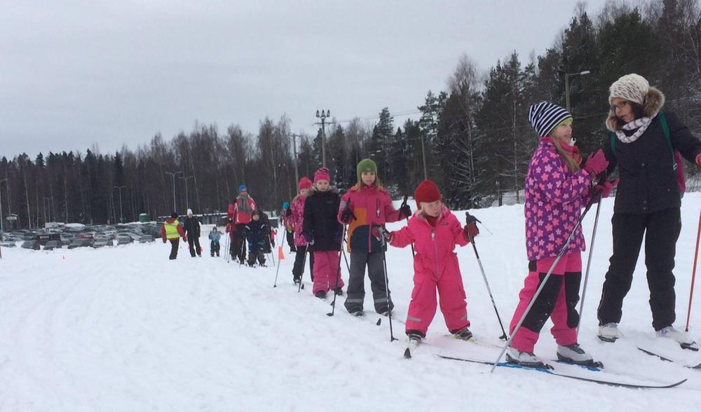 Espoon Latu nuoret hiihtäjät hiihtokoulussa
