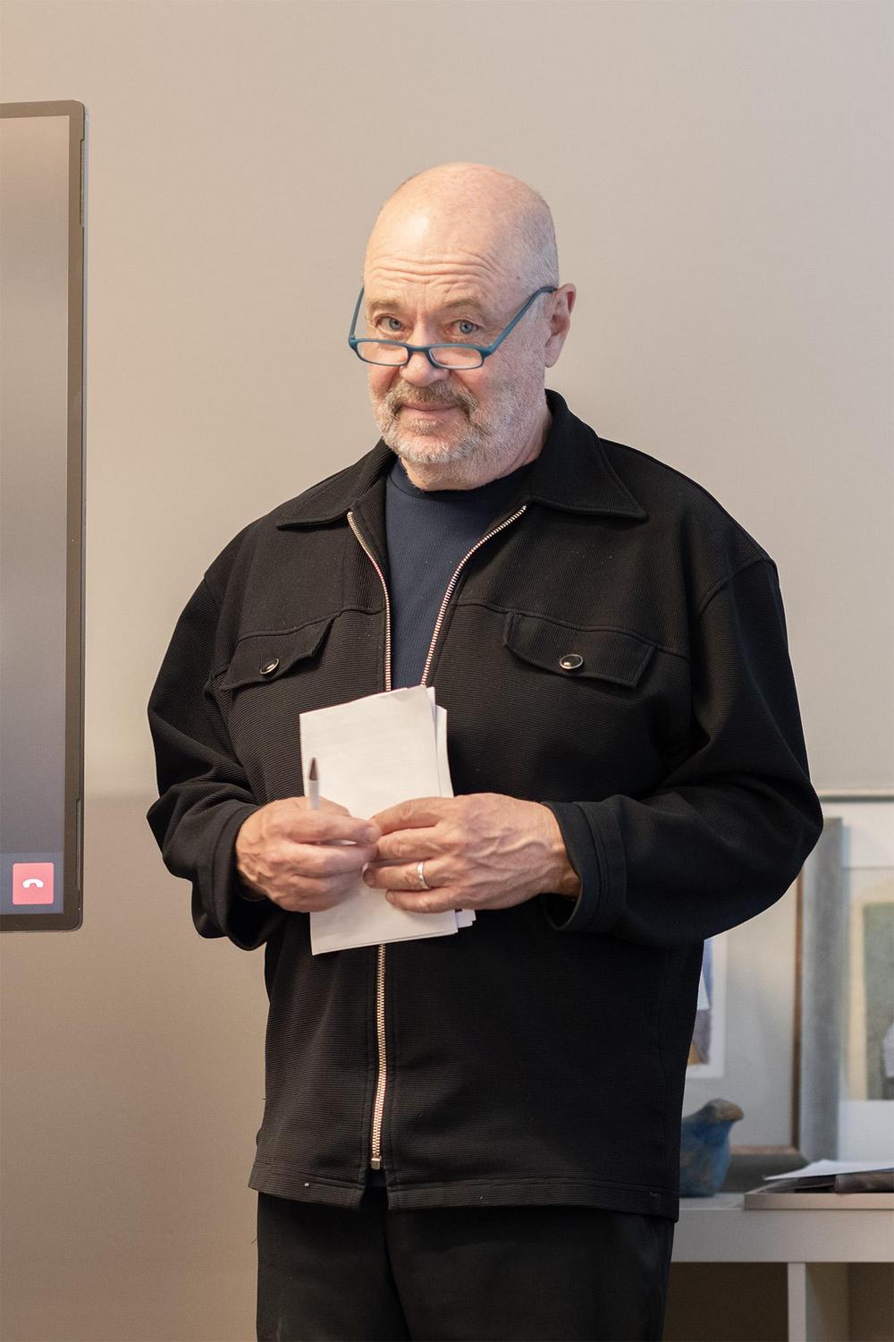 Professori Jussi Pakkasvirta 23.4.2026 Kirjan ja ruusun päivässä.