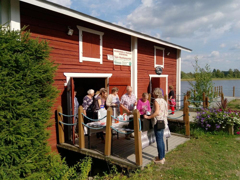 Punainen kahvilamakasiini rakennus Muuruveden satamassa