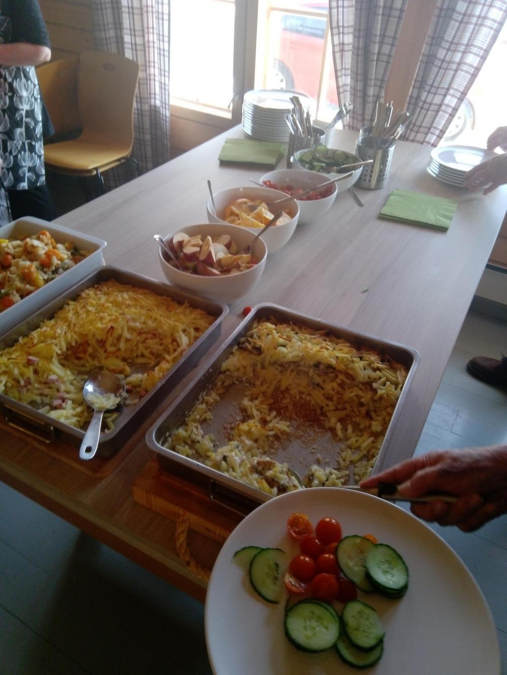 Pöytä, jossa on tarjolla ruokaa