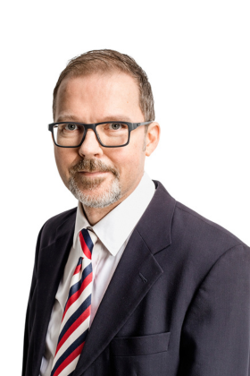 Rintakuva Mika-Erik Wallsista.