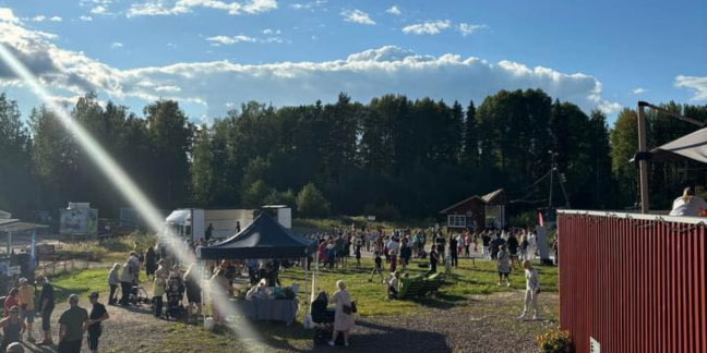 Kesäinen tapahtumapäivä, jossa paljon ihmisiä. 