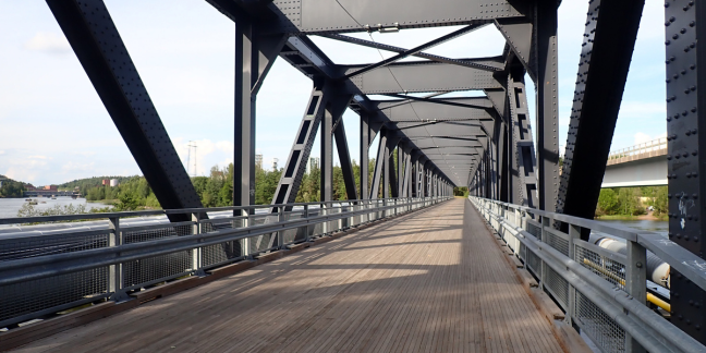 Rautakehikkosilta, jonka ympärillä vehreää jokimaisemaa.