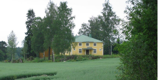Keltainen hirsitalo, Seurantalo Jukola, Neuvottomassa Haminassa, kesäisessä maisemassa
.