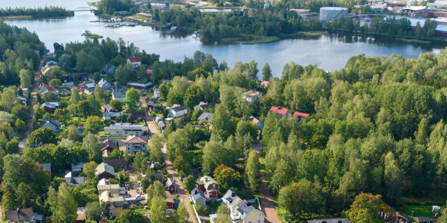 Ilmakuva merellisestä ja vehreästä ympäristöstä, jossa Popinniemen kylä.