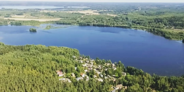 Ilmakuva järvestä, jonka ympärillä vihreää havumetsää.