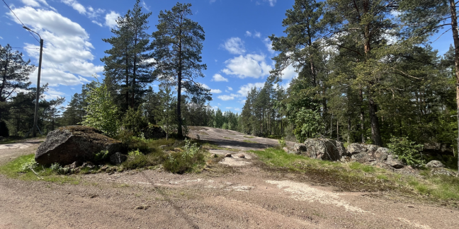 Kivikkoa ja männikköä.