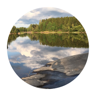 peilityyni järvi, jonka edustalla sileää kalliota ja taka-alalla metsämaisemaa.