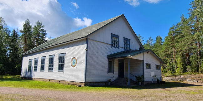 Kannusjärvi-Kitulan kylätalo, valkoiseksi maalattu hirsitalo.