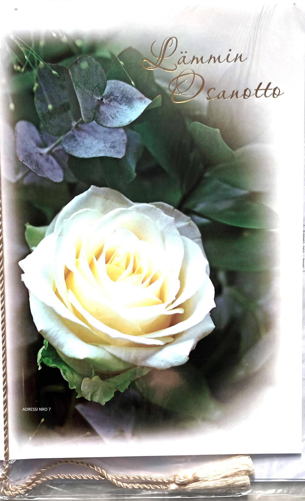 Adressi nro 7. Kuvassa on yksi valkoinen ruusu ja teksti Lämmin Osanotto. Kuva on linkki muistolauseisiin.